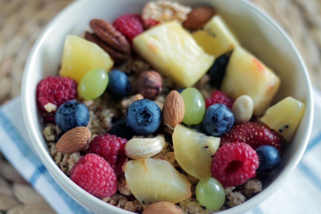 tigela com fruta fresca e frutos secos alimentos que combatem a fadiga Vida em Equilíbrio