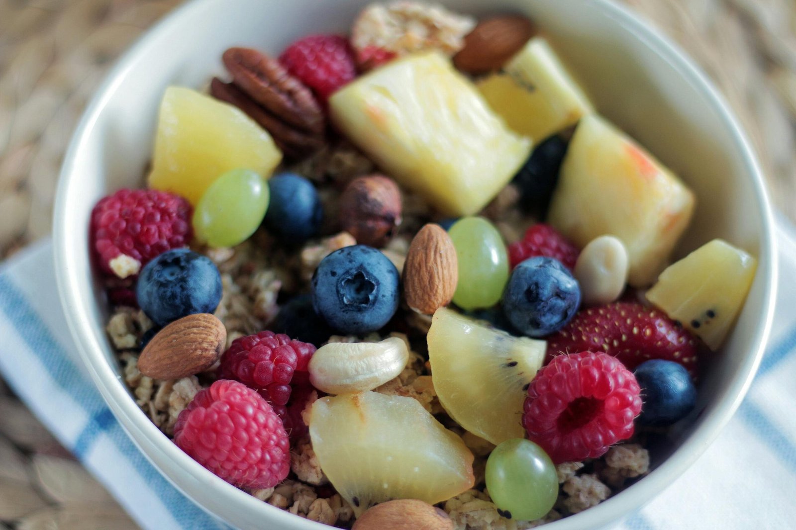 5 alimentos que combatem a fadiga e dão energia tigela com fruta fresca e frutos secos alimentos que combatem a fadiga Vida em Equilíbrio
