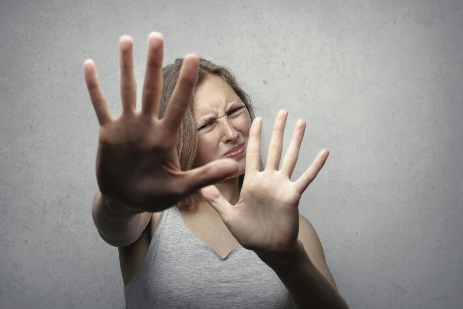7 formas de dizer não sem culpa e com equilíbrio Mulher a levantar as mãos em gesto de recusa, ilustrando formas de dizer não com equilíbrio e consciência no contexto de vida em equilíbrio