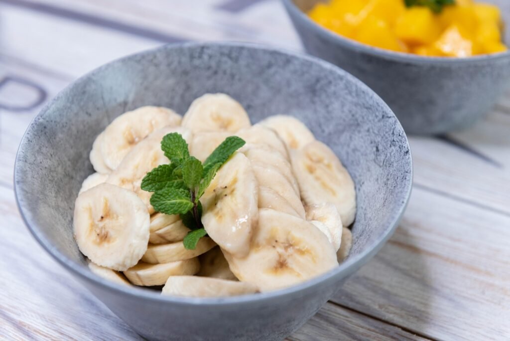 5 alimentos que combatem a fadiga e dão energia tigela com banana fatiada alimentos que combatem a fadiga energia natural Vida em Equilíbrio