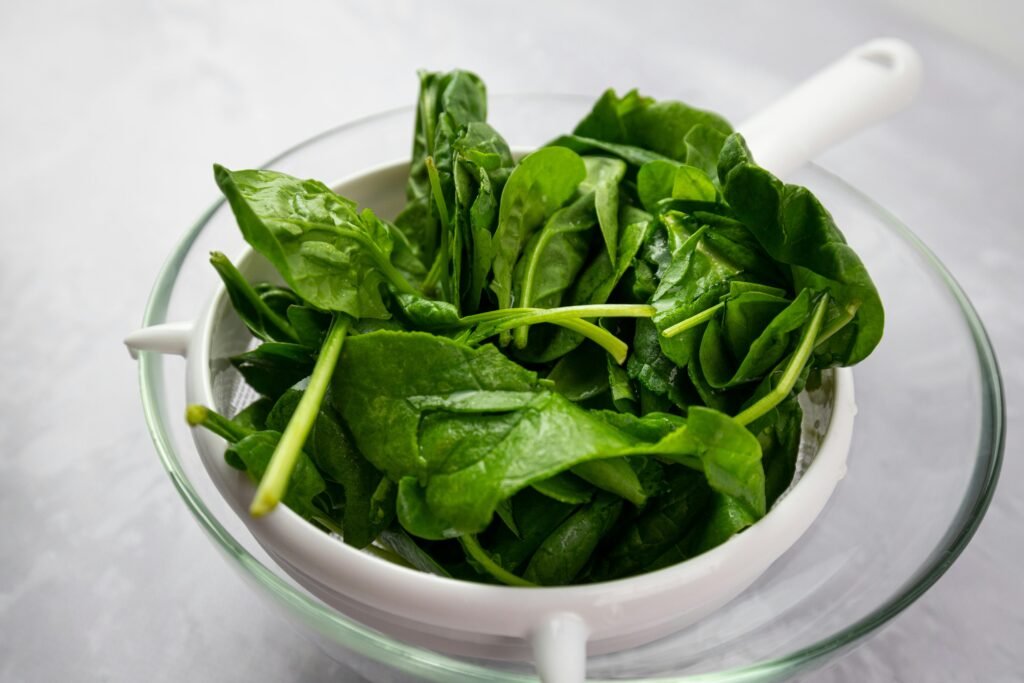 5 alimentos que combatem a fadiga e dão energia espinafres frescos em taça alimentos que combatem a fadiga nutrientes energia Vida em Equilíbrio