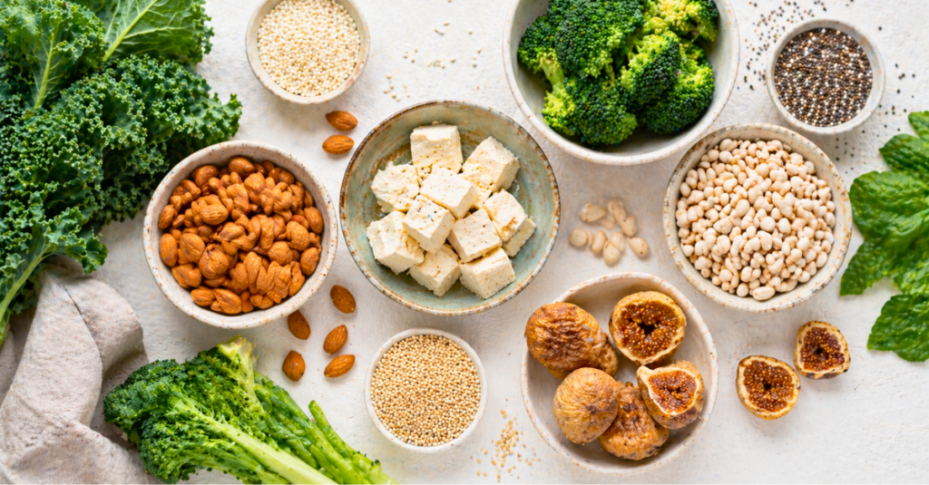 10 fontes de cálcio que não envolvem leite ou derivados fontes de cálcio em alimentos naturais como brócolos, tofu, amêndoas e sementes numa composição saudável e equilibrada