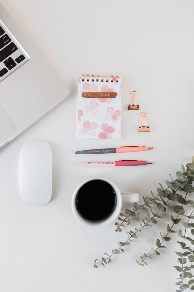 Secretária minimalista com caderno, canetas e café, representando o blog Vida em Equilíbrio e conteúdos sobre saúde, bem-estar e organização do dia a dia.