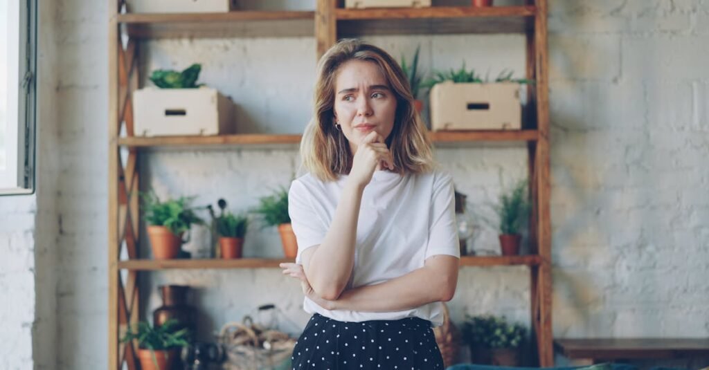 21 dias para criar um novo hábito: guia prático 10 Mulher pensativa num ambiente calmo e organizado, refletindo sobre como criar um novo hábito com equilíbrio e consistência, conceito de bem-estar associado ao Vida em Equilíbrio.