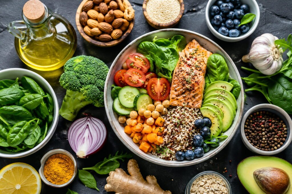 Dieta anti-inflamatória com alimentos naturais ricos em antioxidantes e ómega-3