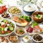 Dieta mediterrânica vs japonesa: qual é mais saudável? Comparação entre dieta mediterrânica e japonesa com alimentos frescos ricos em nutrientes e gorduras saudáveis
