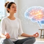 Mindfulness: o que muda no cérebro com meditação Mulher a praticar mindfulness enquanto uma ilustração luminosa do cérebro simboliza neuroplasticidade e meditação