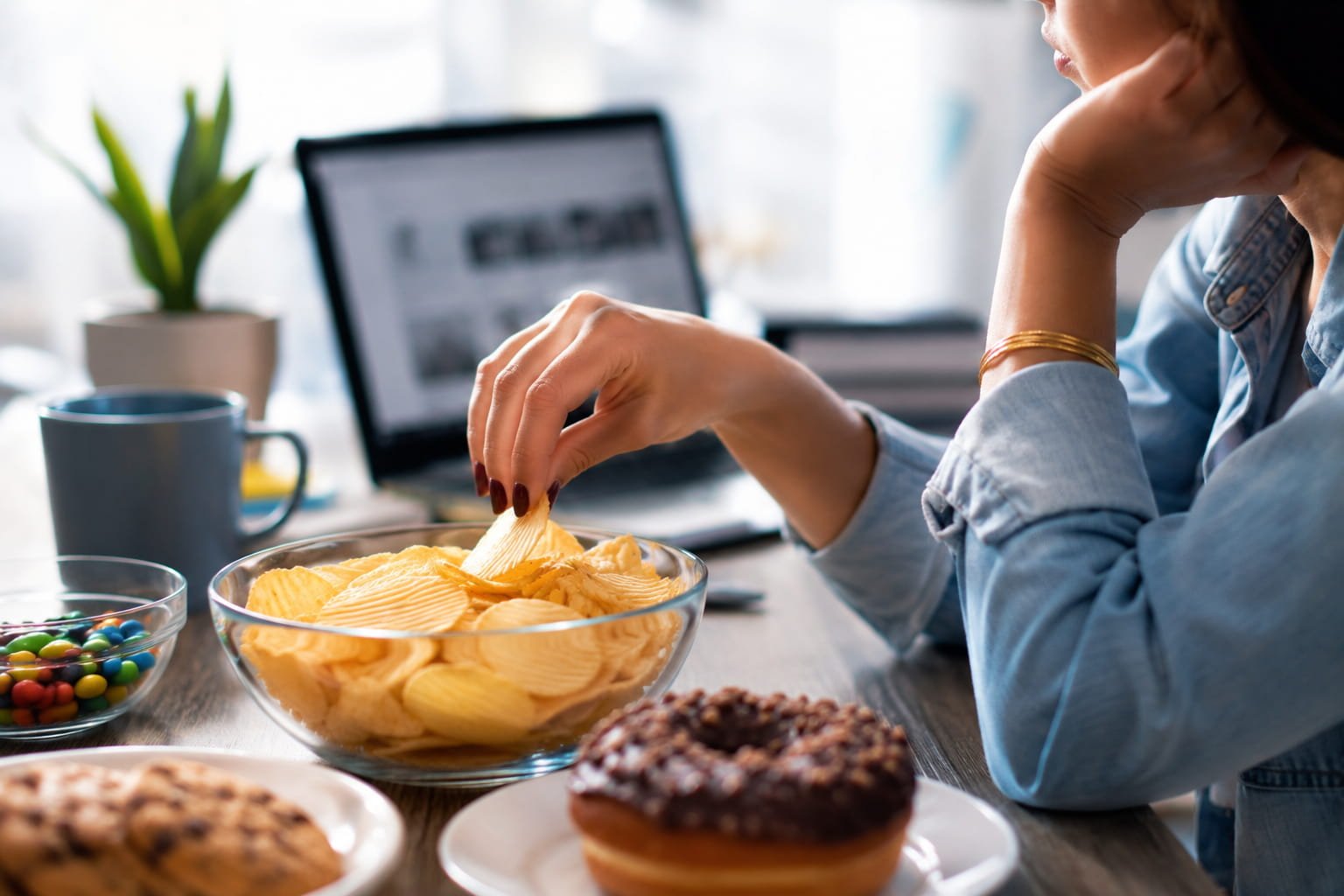 O cérebro e a vontade constante de comer Comer pode transformar-se num hábito automático durante momentos de trabalho e distração diária