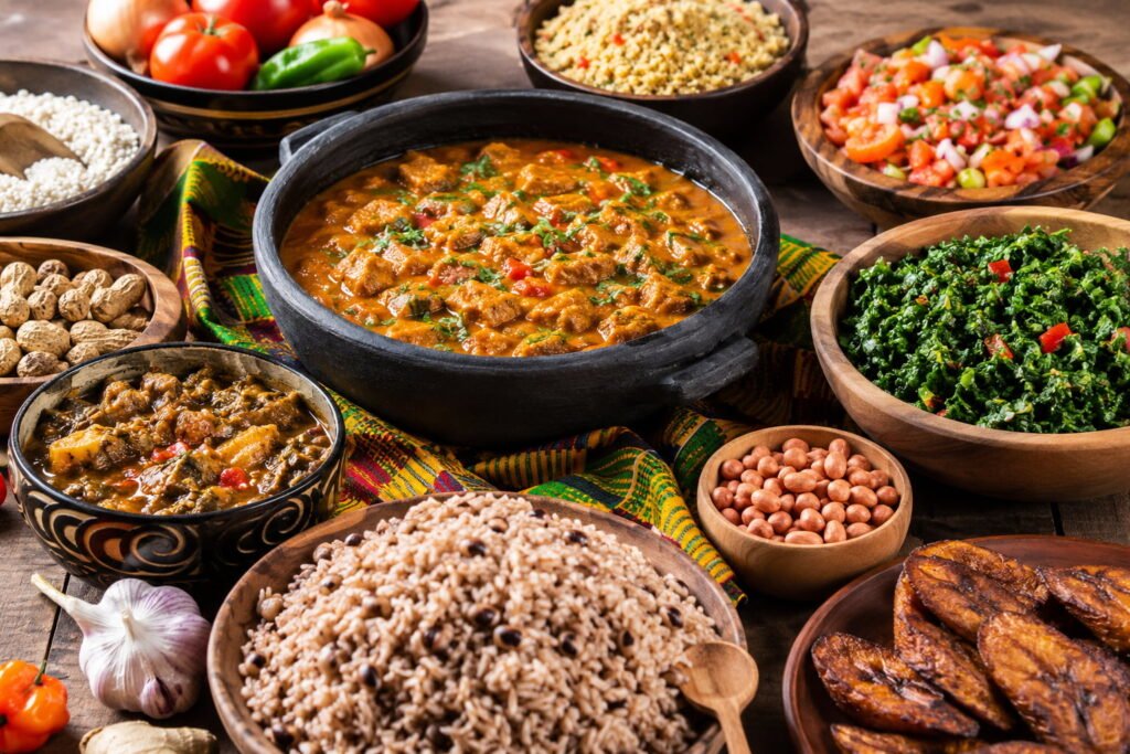 Culinária africana tradicional com alimentos naturais, arroz, legumes, feijão e pratos típicos saudáveis numa mesa rústica iluminada.