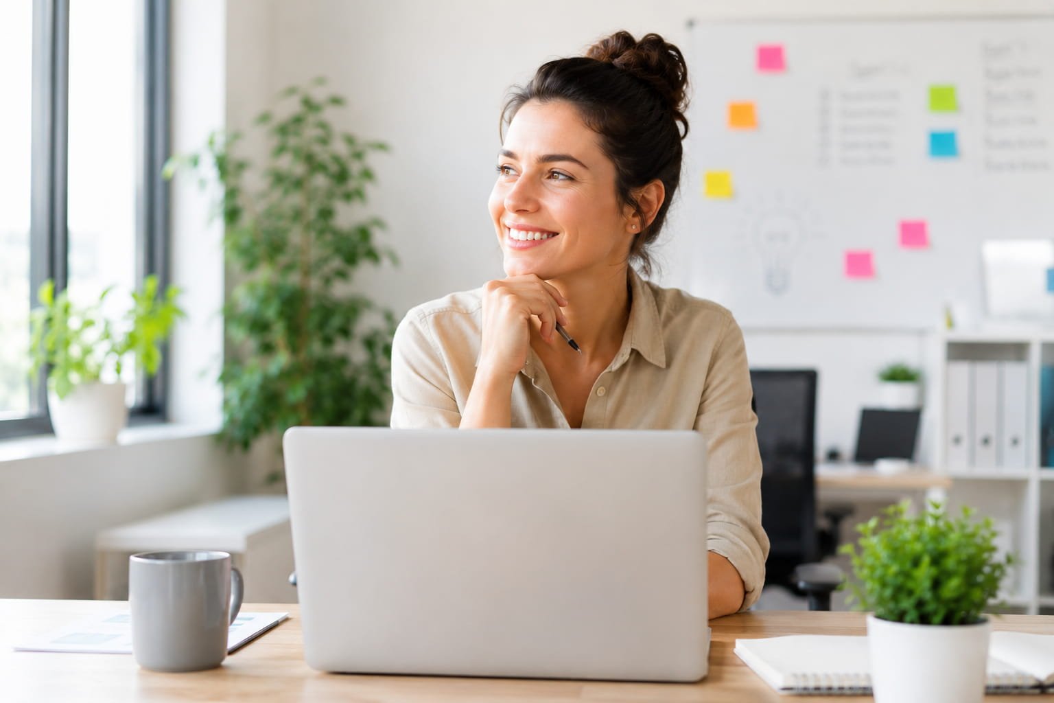 Bem-estar no trabalho: sinais que não deve ignorar Mulher a trabalhar num ambiente calmo e positivo associado ao bem-estar no trabalho e equilíbrio emocional